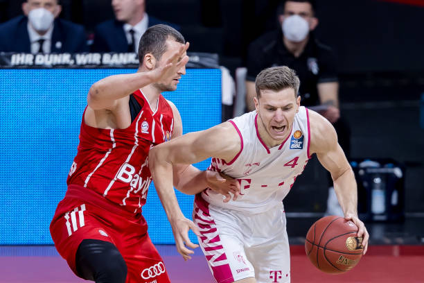 更加积极的 更加积极的